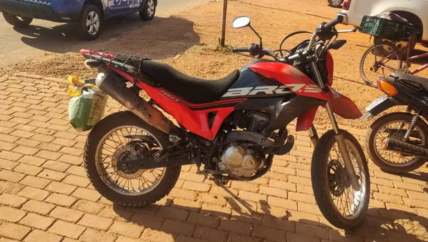 Suspeito de roubos é preso após ser perseguido por vítima, cair e abandonar moto durante fuga