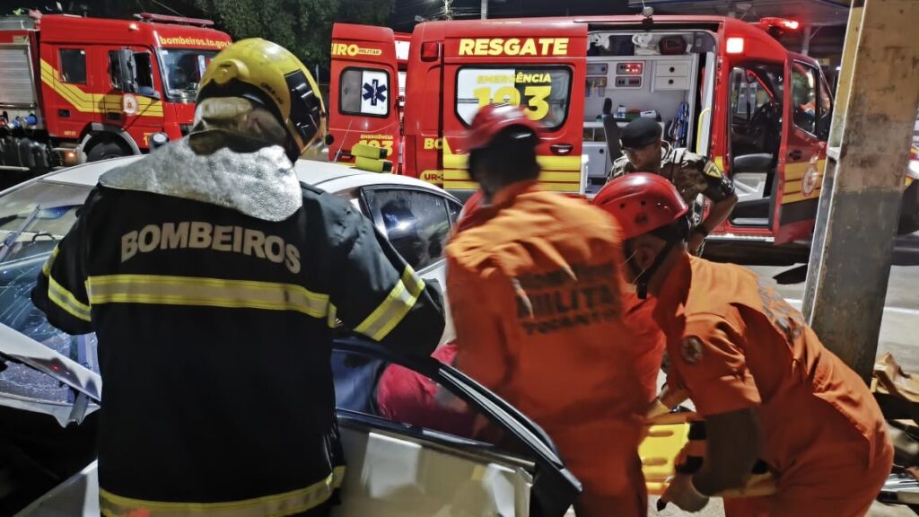 Homem é preso com drogas e R$ 14 mil em dinheiro após ser perseguido pela polícia e bater carro