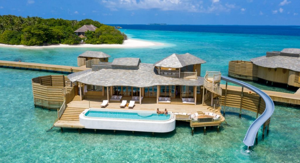 Tobogã do quarto ao mar e banheiro ao ar livre: hotel nas Maldivas vende ‘conexão com a natureza’ com diárias a partir de R$ 38 mil