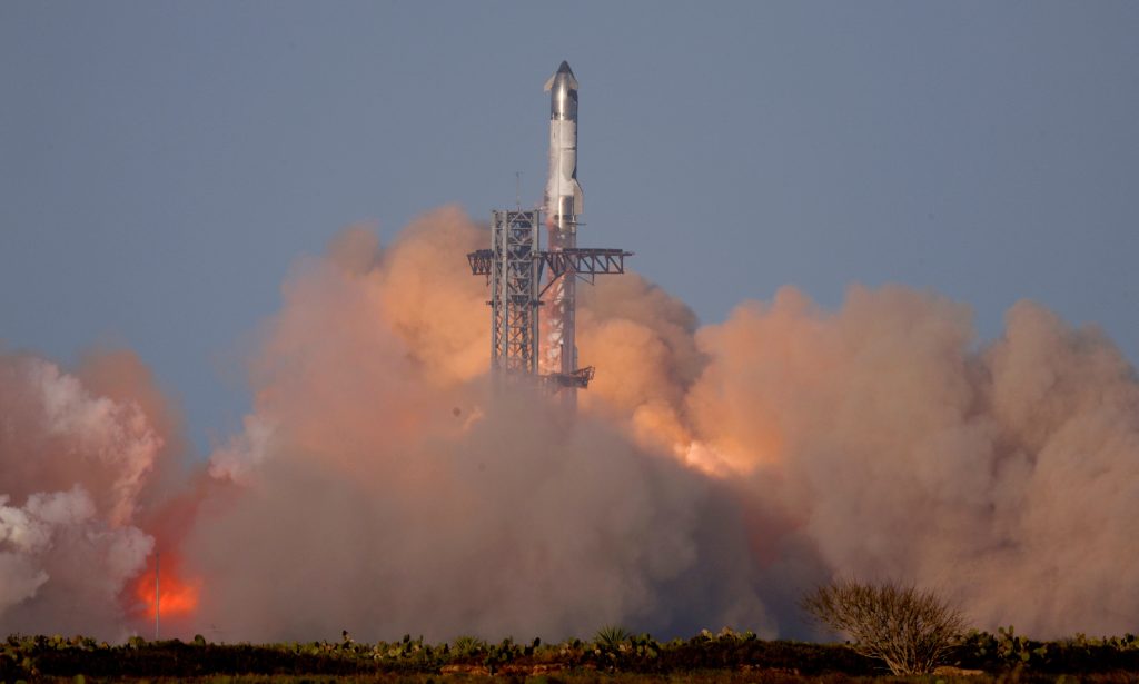 SpaceX faz 8º voo da Starship, recupera foguete, mas perde contato com a nave